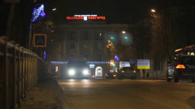 Şehir sokak tam araba gece, Rusya Federasyonu