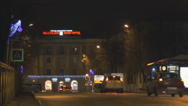 Città strada piena di auto di notte, Russia — Video Stock