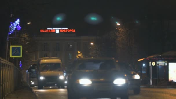 Calle de la ciudad llena de coches por la noche, Rusia — Vídeo de stock