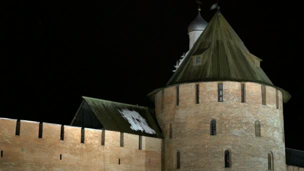 Stará věž Novgorod Kreml v noci, Rusko — Stock video