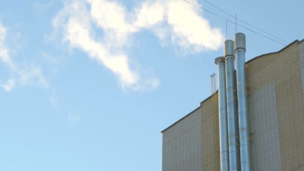 Humo blanco grueso procedente de la chimenea al aire libre — Vídeo de stock