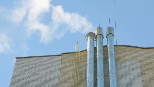 Humo blanco grueso procedente de la chimenea al aire libre — Vídeo de stock