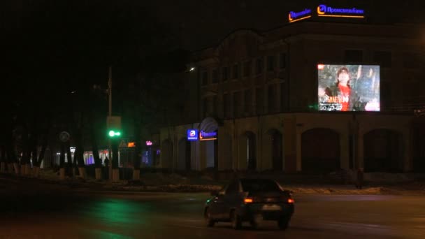 Coches que van en ambas direcciones por la noche — Vídeo de stock