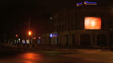 Her iki yönde de geceleri gidiyor araba