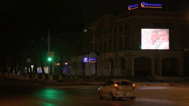 Otomobil trafik lambasından karanlık zamanda durdurmak.