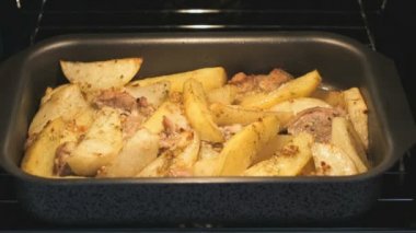 Kızarmış patates fırında domuz eti ile pişirme