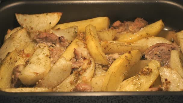 Cozinhar de batata frita com carne em forno — Vídeo de Stock