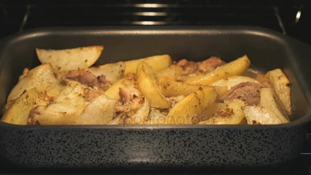 Cocinar papas fritas con cerdo en el horno — Vídeos de Stock