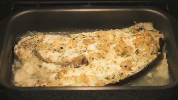Koken vis-forel in oven — Stockvideo