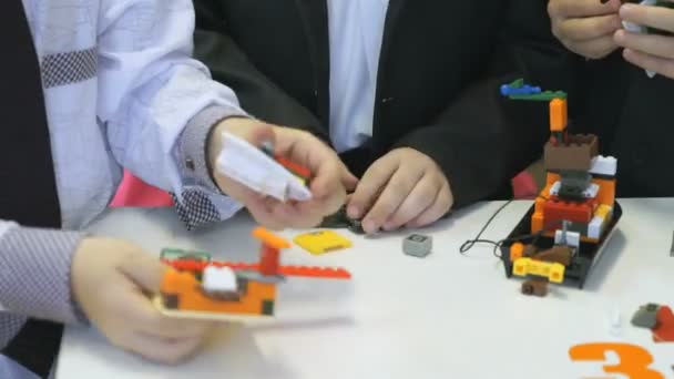 Okul öncesi çocuklar kreş tasarımcısında toplama — Stok video