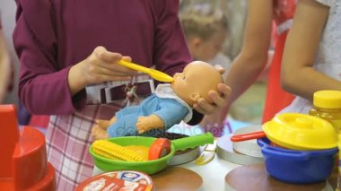 Küçük kız bebek maması plastik kaşıkla beslenme