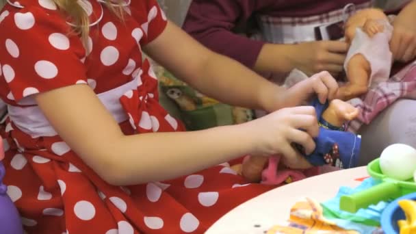 Crianças brincando com bonecas no jardim de infância — Vídeo de Stock