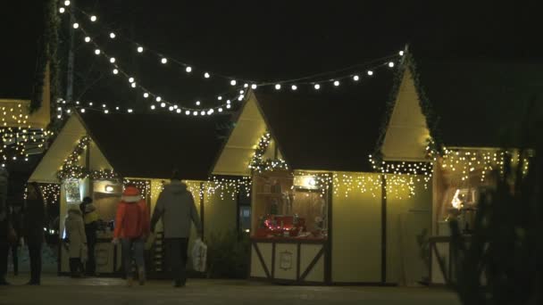 As pessoas escolhem em pavilhões decorações de Natal — Vídeo de Stock