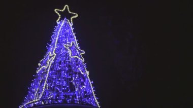 Diyotlar mavi ışık ile süslenen yeni yıl ağacı