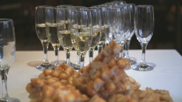 Bril met champagne op party tafel. Close-up — Stockvideo
