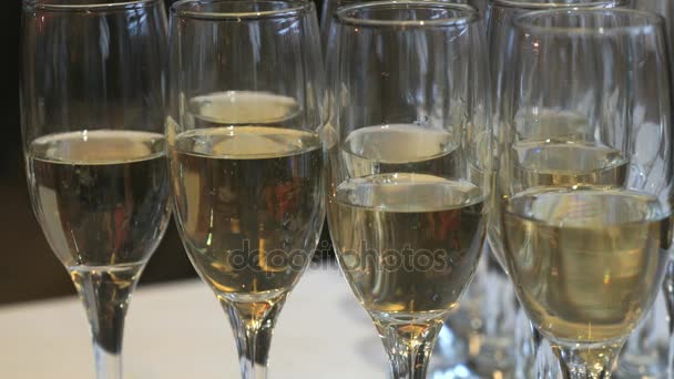 Bicchieri con champagne sul tavolo delle feste. Primo piano — Video Stock