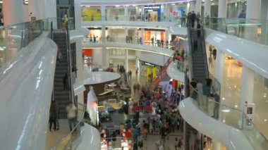 Bir sürü alışveriş merkezinde insan hareketi