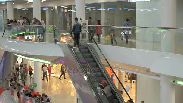 Business Shopping Center.People going on escalator — Stock Video