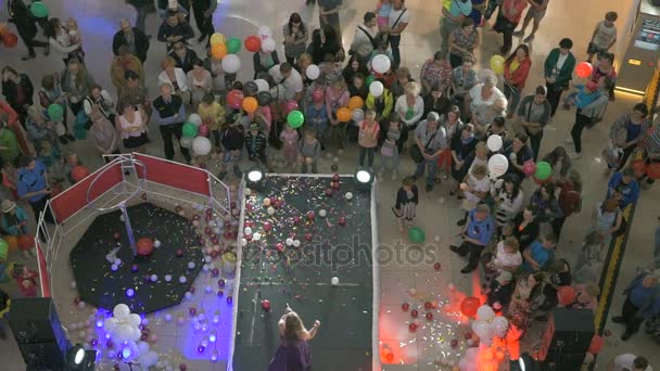 Sängerin singt am Eröffnungstag des Einkaufszentrums — Stockvideo