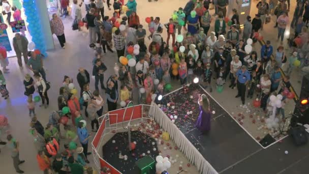 Співак співає під час відкриття день торговий центр — стокове відео