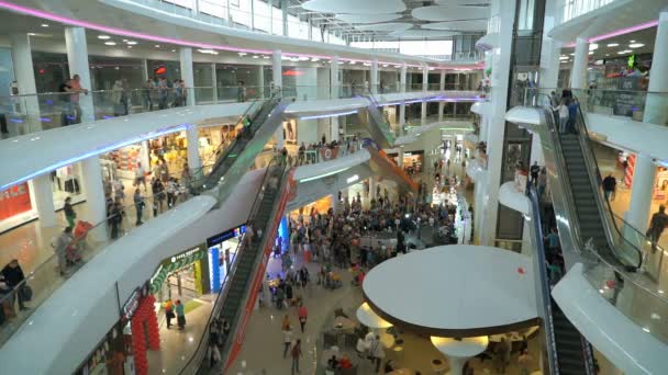 Förflyttning av en massa människor i köpcentrum — Stockvideo
