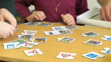 Çocuklar bulmacalar toplama fikri oyna