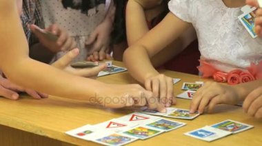 Küçük kızlar bulmacalar toplama oyna