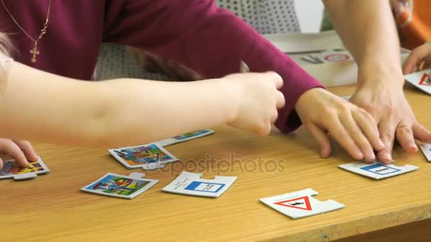 Los niños juegan juego intelectual recoger rompecabezas — Vídeo de stock