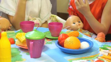 Plastik sofra ile oynayan çocuk