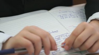 Öğrenci bir tükenmez kalem tutar. Yakın çekim