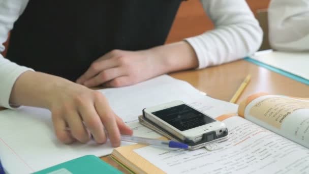 Estudante olhando para fotos em um telefone celular — Vídeo de Stock