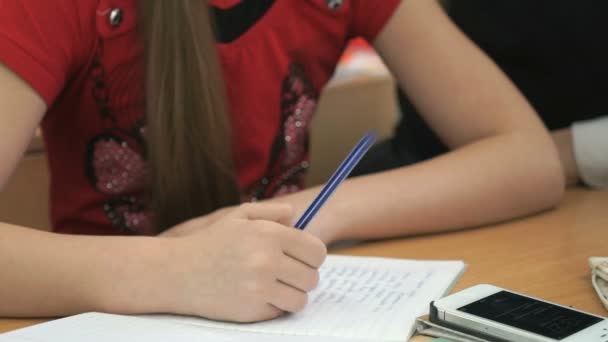 Student, oblečená v červených šatech bere smartphone — Stock video