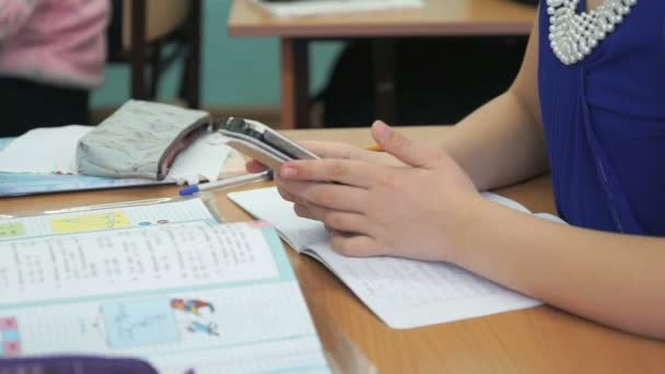 Estudante vestido de vestido azul detém smartphone — Vídeo de Stock