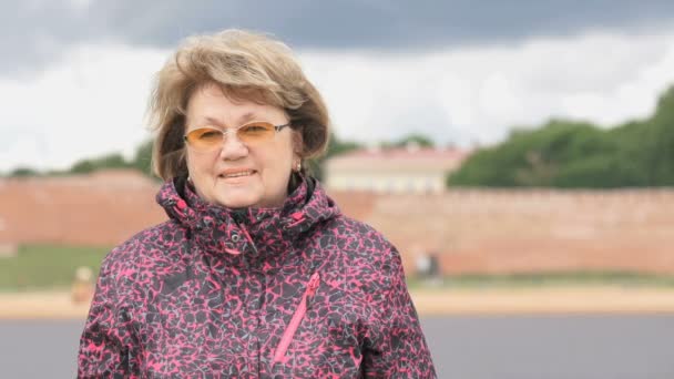 Retrato de mujer adulta sonriente de 60 años al aire libre — Vídeos de Stock