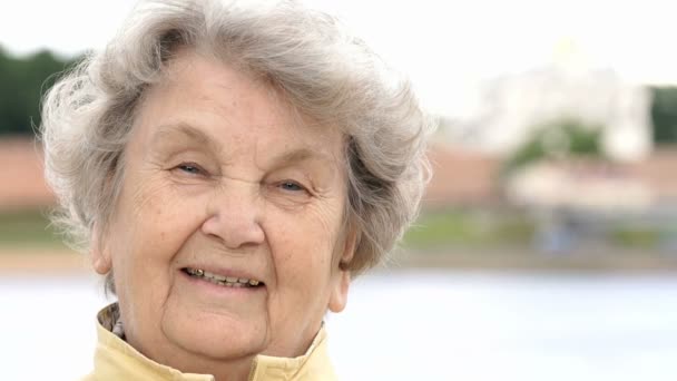 Retrato de anciana madura sonriente al aire libre — Vídeo de stock
