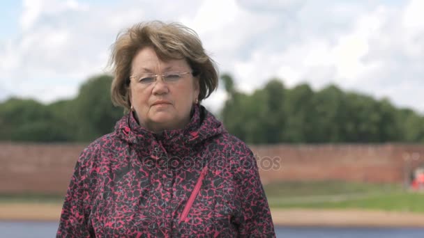 Portret van serieuze volwassen vrouw ouder 60s buitenshuis — Stockvideo