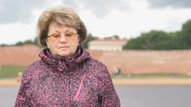 Siyah smartband. Kadın akıllı fitness İzleyicisi'ni kullanma