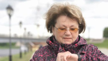 Siyah smartband. Kadın akıllı fitness İzleyicisi'ni kullanma