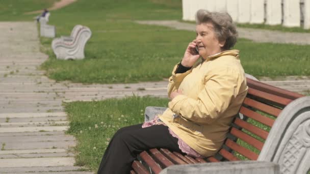 Maturo vecchia donna parlando su smartphone all'aperto — Video Stock