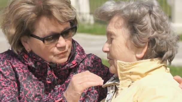 Volwassen dochter kalmeert oude moeder tijdens stress — Stockvideo