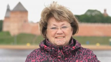 Siyah smartband. Kadın akıllı fitness İzleyicisi'ni kullanma