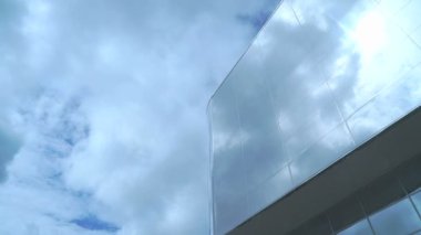 Yansıtıcı yüzeyi ile gökdelenin Timelapse