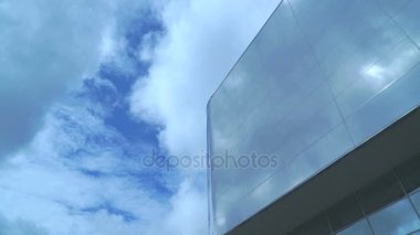 Gökdelen güneşli günde yansıtıcı yüzeyi ile