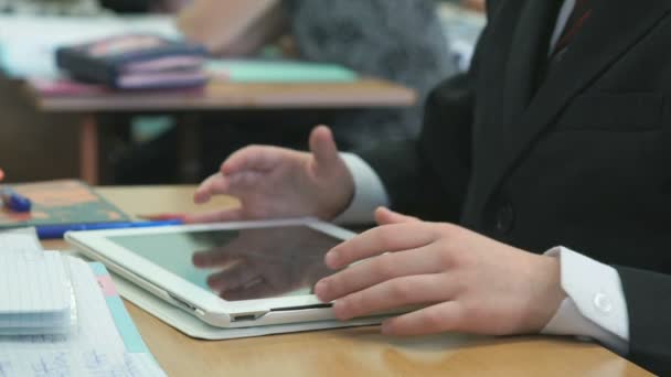 Schoolboy joga em jogos usando tablet computador — Vídeo de Stock