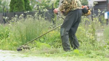 Açık havada bir düzeltici kullanarak bir çim biçme alt