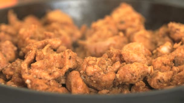 Processus de friture de morceaux de poulet hachés. Gros plan — Video