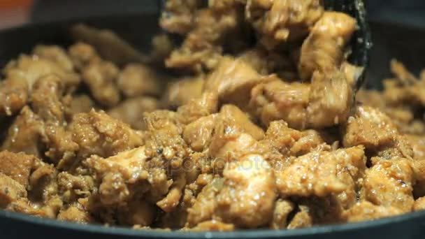 Processo de fritar pedaços de frango picados. Close-up — Vídeo de Stock