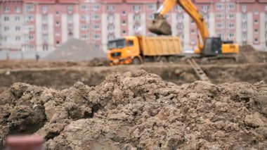 Sarı tarak onun büyük kova kullanarak kil yükler