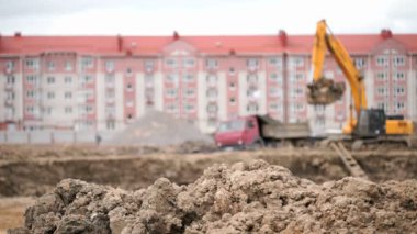 Sarı tarak onun büyük kova kullanarak kil yükler