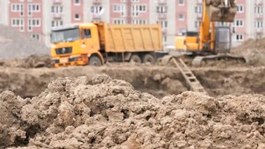 Sarı tarak onun büyük kova kullanarak kil yükler